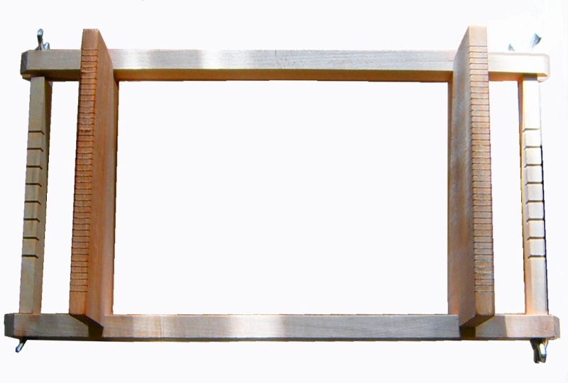 Станок для бисероплетения с деревянной ткацкой рамой.