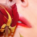Если девушка красит губы красной помадой
