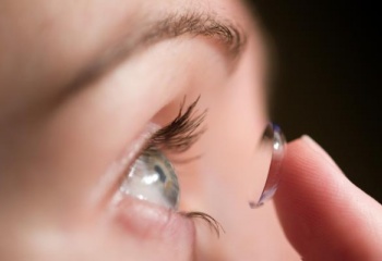 Как носить контактные линзы