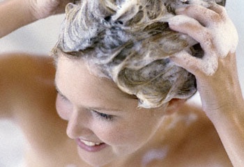Как мыть голову, не нанося вред волосам