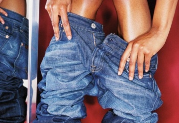 Как правильно носить широкие джинсы