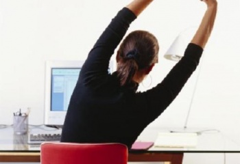 Фитнес на рабочем месте: 7 упражнений для леди