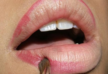5 секретов стойкого макияжа губ