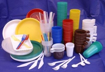 Одноразовая пластиковая посуда: чем она опасна для здоровья