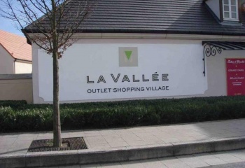 La Vallee Village:<span id=