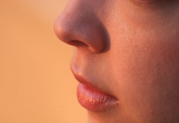 Народные и косметические средства для гладких губ