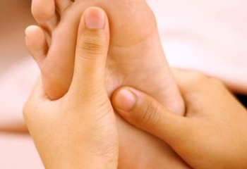Массаж ступней, пальцев ног и голеностопных суставов