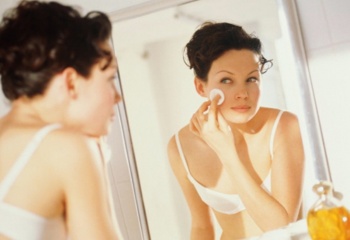 Секреты красоты: правила снятия макияжа 