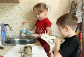 Дом для маленьких чистюль: учим ребенка выполнять свои обязанности по дому