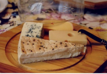 Сырная тарелка: как выбрать и подать сыр