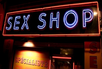 Для чего люди посещают секс-шоп?