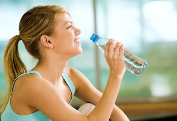 Питьевой режим во время тренировки: как правильно организовать