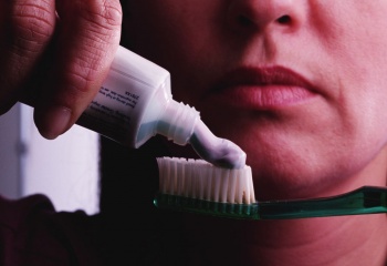 Неприятный запах изо рта: как избавиться от проблемы