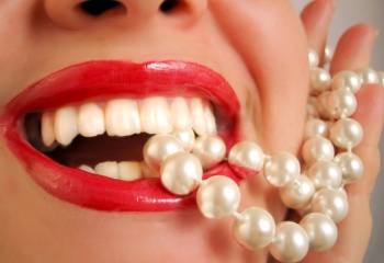 Как отбелить зубы в домашних условиях