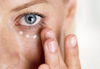 Особенности ухода за кожей вокруг глаз