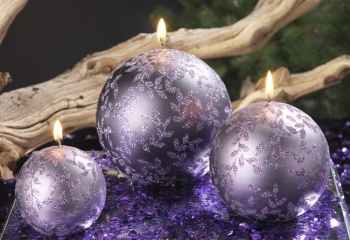 Новогоднее настроение: шары, свечи и цветы в интерьере