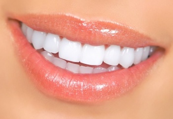 Сияющая улыбка: профессиональная чистка зубов - это модно