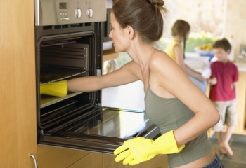 Пять советов для девушек, как можно сделать уборку в квартире быстрее.