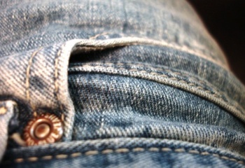 Как отчистить джинсы от жвачки 
