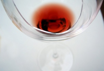 Как отстирать пятна от красного вина
