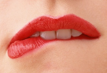 Как вылечить обветренные губы