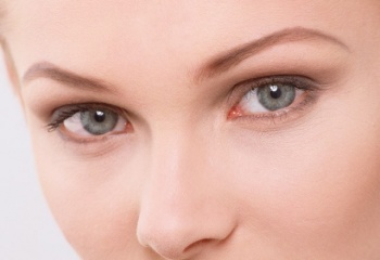 Как подчеркнуть серые глаза