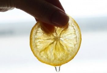 Как отбелить зубы лимоном