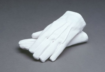 Как почистить белые перчатки