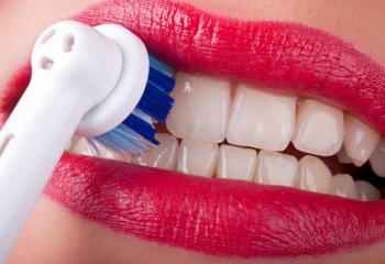 Как чистить зубы электрической щеткой