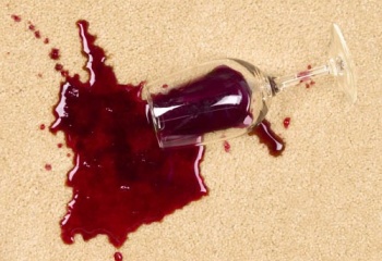 Как удалить пятна от красного вина