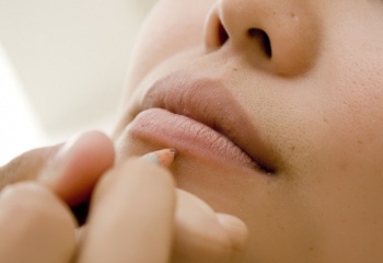 Как увеличить губы при помощи макияжа
