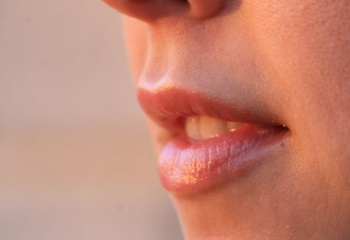 Как лечить потрескавшиеся губы 