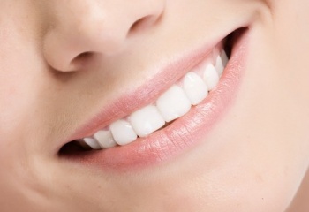 Как избавиться от белых пятен на зубах 