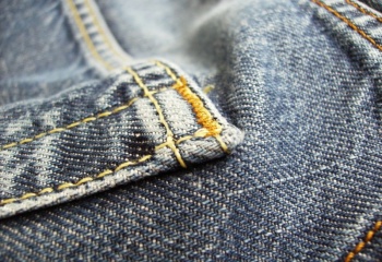 Как закрепить краску на джинсах 