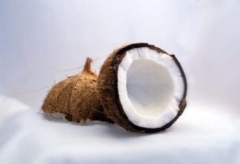 Как удалить макияж кокосовым маслом