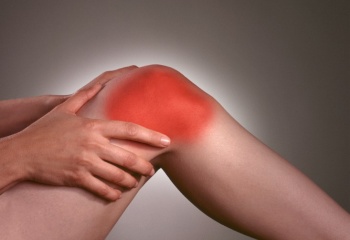 Почему болят колени 