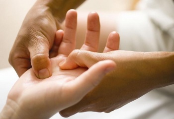 Как делать массаж рук