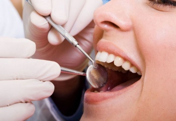 Кровоточивость десен - признак неотложного визита к стоматологу