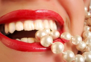 Чем отбелить эмаль зубов