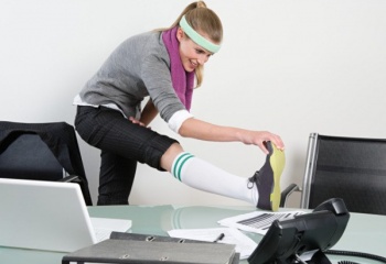 Разминка в офисе: упражнения для рук и плеч