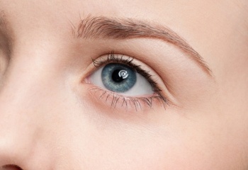 Как помочь коже вокруг глаз, склонной к аллергии