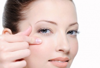 Уход за кожей вокруг глаз: как избежать морщин