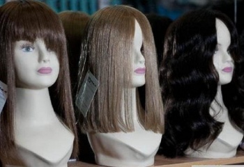 Уход за париком: как не испортить искусственные волосы