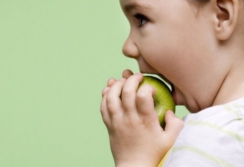 Ребенок кусается: как отучить от вредной привычки
