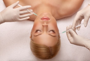 Мезотерапия - популярная процедура для омоложения кожи лица. Насколько она эффективна?