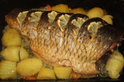 Запеченный карп очень вкусен в сопровождении картофеля