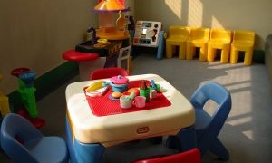 Чтобы малыш попал в детсад, его родителям придется занять очередь